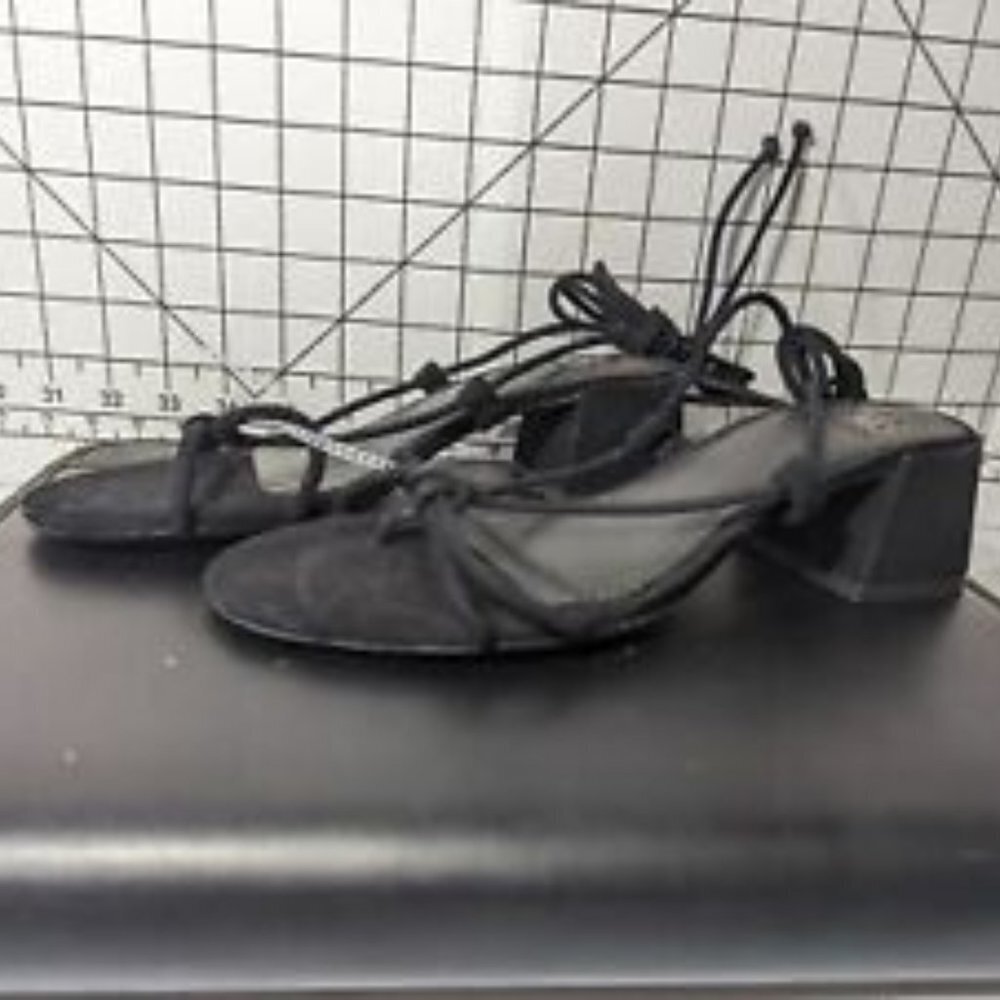 NEW- Size 6M Womens Gianni Bini Wide Heeled Sandal Strappy Black